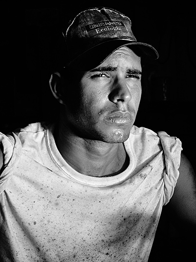 Main in baseball cap